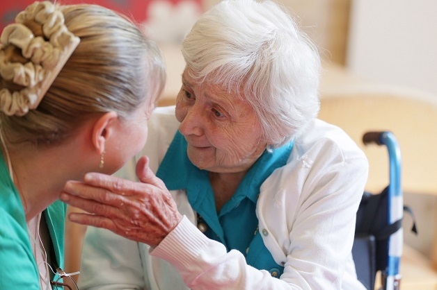 cách chăm sóc người bệnh alzheimer ở giai đoạn trung bình