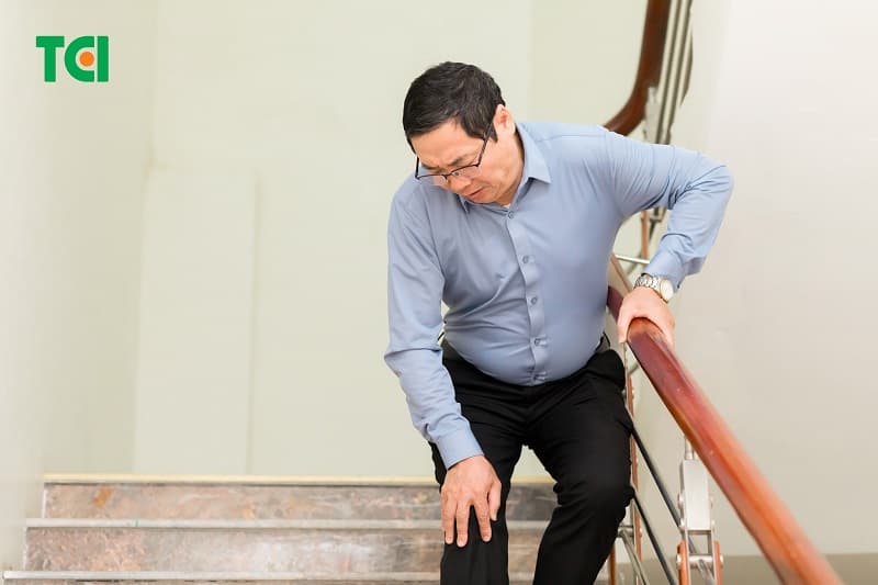 Khi khớp gối của người bệnh bị viêm hoặc tràn dịch khớp dẫn tới tình trạng bị viêm sưng thì hiện tượng đau càng trở nên rõ ràng và mức độ đau sẽ tăng dần