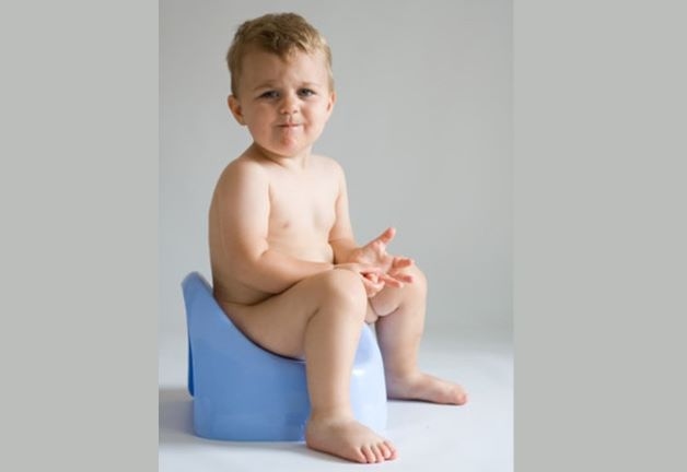 Biểu hiện thường gặp nhất ở trẻ nhỏ bị táo bón là tình trạng đi ngoài thường khó khăn. Trẻ đi đại tiện, trẻ thường khó chịu, vật vã, mồ hôi đổ nhiều, mặt đỏ.