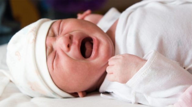Trẻ sơ sinh quấy khóc và biếng ăn là dấu hiệu cho thấy bé bị táo bón