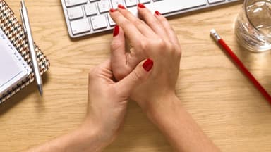 Viêm khớp ngón tay cái có triệu chứng gì và cách điều trị