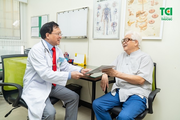 Người bệnh cần đi khám thường xuyên để theo dõi và kiểm soát các chỉ số nhằm điều trị hoặc phòng tránh bệnh tim hiệu quả.