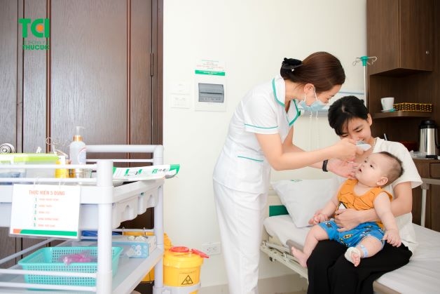 Khi trẻ bị sốt xuất huyết, cha mẹ cần lưu ý đưa trẻ đến các cơ sở để được bác sĩ thăm khám và điều trị đúng cách.