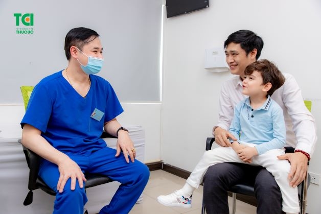 Bác sĩ sẽ chỉ định cho trẻ dùng kháng sinh khi nghi ngờ có nhiễm khuẩn hoặc nguy cơ gây ra biến chứng cao.