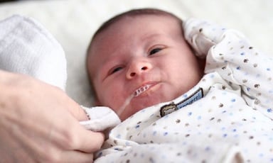 Bé bị trào ngược dạ dày có nguy hiểm không và cách xử lý thế nào?