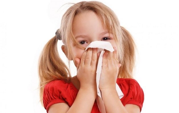 Thể viêm xoang mạn tính: Bệnh kéo dài ít nhất từ 8-12 tuần dù có được điều trị. Bệnh thường xuất hiện các triệu chứng như: Trẻ bị sốt nhẹ theo từng đợt, tình trạng ho kéo dài, khàn tiếng,