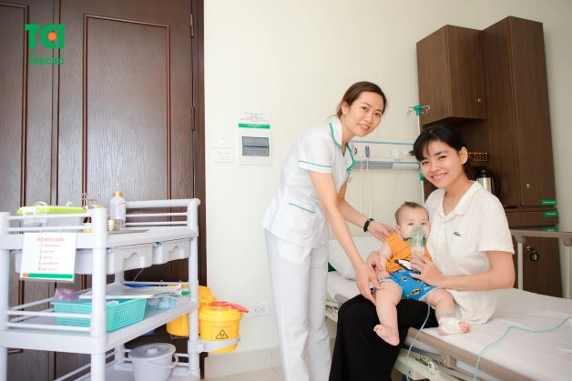 cha mẹ cần theo dõi sát sao các dấu hiệu của bệnh, đặc biệt là khả năng thở của bé để đưa bé đến bệnh viện nếu dấu hiệu nặng hơn, không đáp ứng với điều trị.