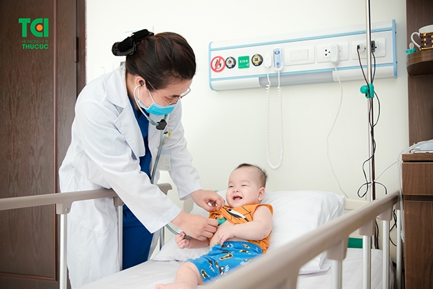 Khi trẻ có dấu hiệu bị viêm phế quản, bố mẹ nên cho con đi khám bác sĩ