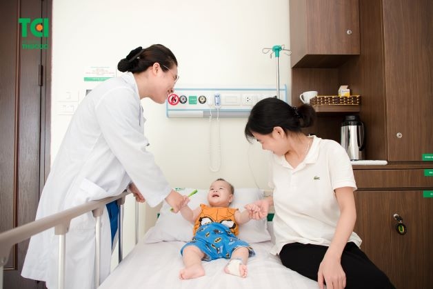cha mẹ cần lưu ý khi trẻ có dấu hiệu bất thường như: đau bụng từng cơn, khóc thét đột ngột, dữ dội, trẻ ưỡn người, bỏ bú, xoắn vặn… thì cha mẹ cần ngay lập tức đưa trẻ đến bệnh viện để bác sĩ chẩn đoán và xử lý đúng cách.