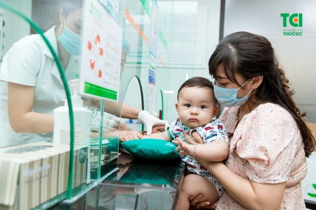 Nếu trẻ xuất hiện các triệu chứng bất thường như: trẻ sốt cao, phân có lẫn máu, nôn trớ nhiều, trẻ không chịu ăn, có dấu hiệu mất nước nặng, da mất đàn hồi, đau khi sờ vào bụng… thì cha mẹ nên lập tức đưa con đến bệnh viện để được bác sĩ kiểm tra, chẩn đoán và xử lý.