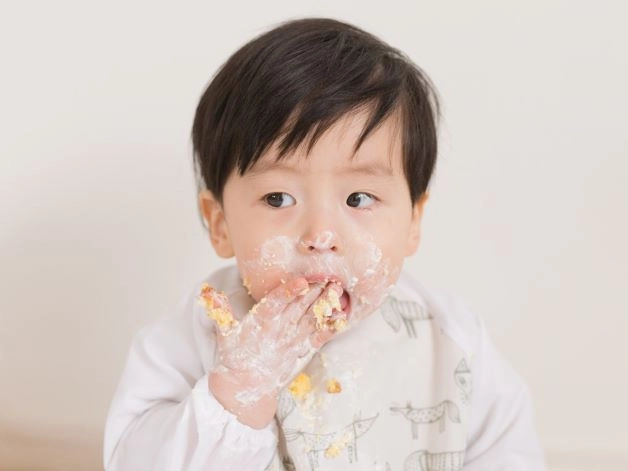 Trẻ ăn vào là bị nôn ra kéo dài còn là biểu hiện của những bệnh lý liên quan đến vấn đề tiêu hóa, hệ hô hấp.