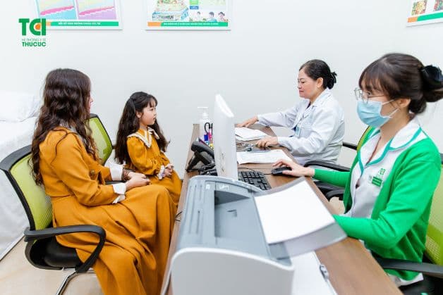 cha mẹ cần đưa trẻ đi khám bác sĩ dinh dưỡng để xác định tình trạng suy dinh dưỡng của trẻ, từ đó có hướng xử trí kịp thời, hiệu quả.