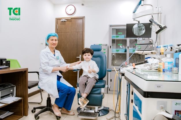 Cha mẹ cần lưu ý ngay khi thấy trẻ có những triệu chứng của viêm mũi xoang, cha mẹ nên đưa trẻ đi khám ngay để có thể chẩn đoán bệnh chính xác và có phương pháp điều trị bệnh hiệu quả, tránh diễn tiến thành các bệnh hô hấp khác