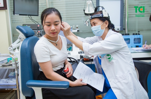 Khi có dấu hiệu chảy mủ tai nên đến ngay các bệnh viện có chuyên khoa Tai - Mũi - Họng để khám và điều trị kịp thời, trán nguy cơ biến chứng.
