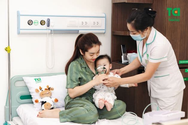 Viêm tiểu phế quản cấp ở trẻ nhỏ là một bệnh nhiễm trùng phổi do phần lớn virus gây ra. Bệnh phổ biến nhất ở trẻ nhỏ và trẻ sơ sinh, gây ra tình trạng viêm và tắc nghẽn tiểu phế quản của phổi