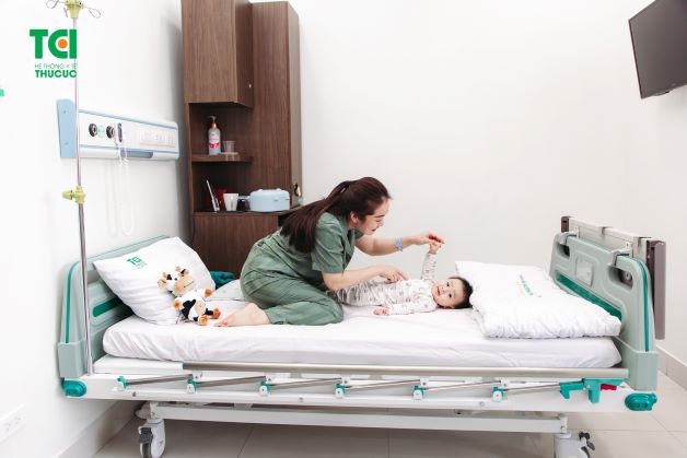 Đa số các trường hợp viêm tiểu phế quản không nên sử dụng thuốc kháng sinh để điều trị bởi nguyên nhân gây ra bệnh phần lớn là virus gây ra.