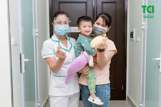 trẻ bị nôn đi ngoài