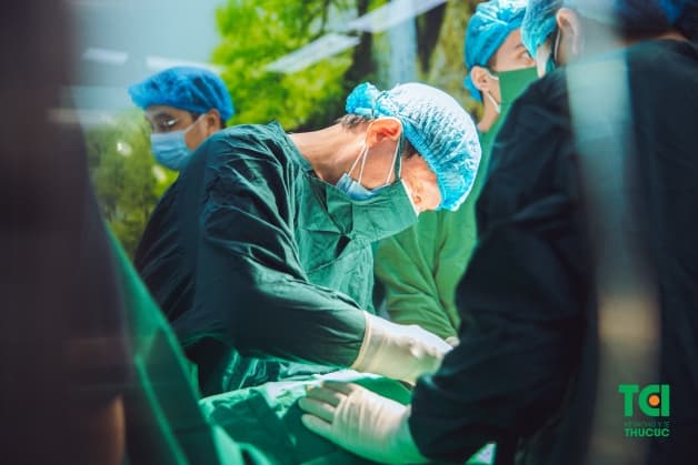 Bác sĩ Nguyễn Văn Hà - Phó giám đốc khoa Sản Bệnh viện ĐKQT Thu Cúc trực tiếp đỡ sinh