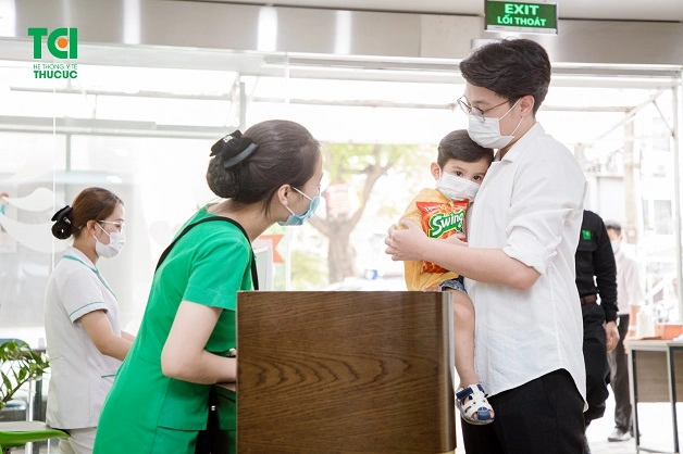 Khi trẻ bị nôn nhiều lần trong ngày, bố mẹ nên đưa con đi khám bác sĩ