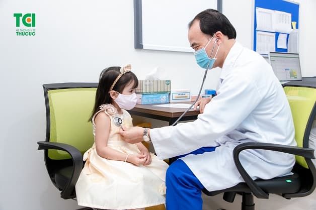 Khi trẻ bị viêm phế quản và sốt cao nhiều ngày, bố mẹ nên nhanh chóng đưa con đi gặp bác sĩ