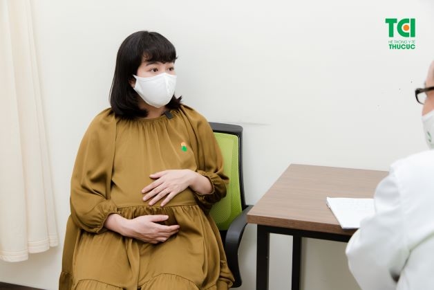 Trong thai kỳ, chính sự thay đổi về hormone và huyết động nên mắt cũng có những thay đổi mang tính sinh lý. Trong đó sẽ có những thay đổi sẽ biến mất sau sinh như: khô mắt, mắt mờ, mắt bị sưng…