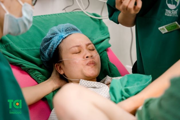 Khi chuyển dạ, thai phụ dùng nhiều sức để rặn đẻ cũng có thể xảy ra một vài tai biến về đáy mắt như: hiện tượng xuất huyết vùng hoàng điểm, xuất huyết ở dưới, trong, trước võng mạc gây giảm thị lực