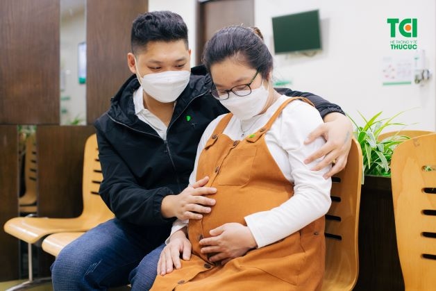 Những mẹ bầu bị cận thị cần khám mắt song song với khám thai trong thai kỳ