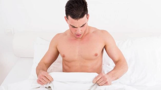Đối với nam giới trưởng thành, việc tuột bao quy đầu đúng cách sẽ giúp cải thiện chuyện chăn gối. Lý do là lớp da quy đầu khi bị hẹp sẽ khiến nam giới cảm thấy khó chịu, gây nguy cơ xuất tinh sớm, tự ti trong chuyện chăn gối.