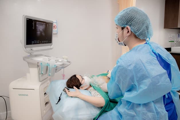 Thạc sĩ y học, chuyên gia chẩn đoán hình ảnh và can thiệp, bác sĩ Trần Đức Ngọc đang thực hiện hút u vú chân không cho bệnh nhân.