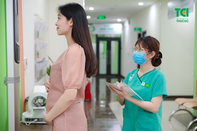 Kích thước vùng bụng của mẹ bầu khi đến giai đoạn 12 tuần sẽ bắt đầu to hơn và người ngoài sẽ dễ dàng nhận biết được mẹ đang mang bầu