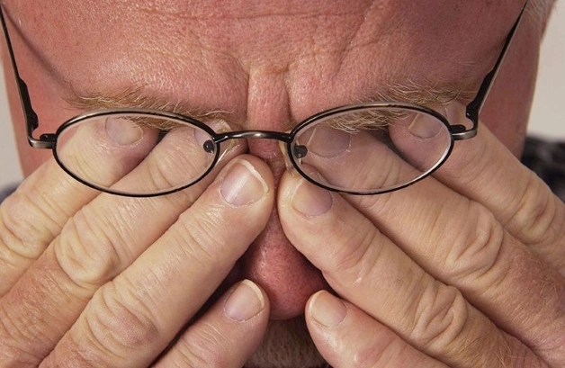 Triệu chứng thường gặp nhất đó là cảm giác đau nhức mắt ở vị trí xung quanh hốc mắt