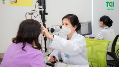 Bệnh lỗ hoàng điểm là gì? Phương pháp điều trị ra sao?