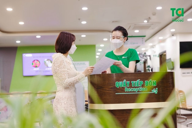 Cách điều trị viêm bờ mi mắt tốt nhất là đến bệnh viện khám với bác sĩ chuyên khoa