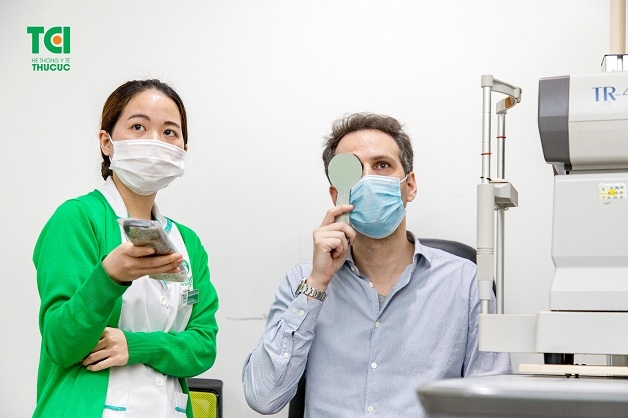 Mọi người hãy đi khám măt định kỳ để phát hiện sớm và điều trị kịp thời bệnh thoái hóa điểm vàng