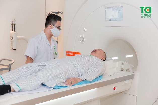 Cần tháo bỏ các trang sức, kim loại ra khỏi cơ thể trước khi chụp MRI