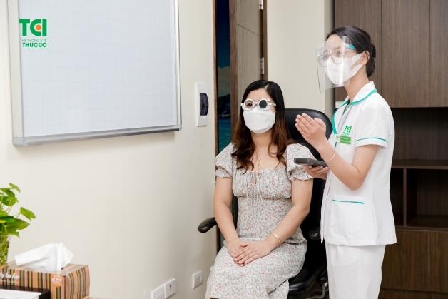 Hãy thăm khám bác sĩ nhãn khoa càng sớm càng tốt để có phương pháp điều trị đau mắt hột phù hợp