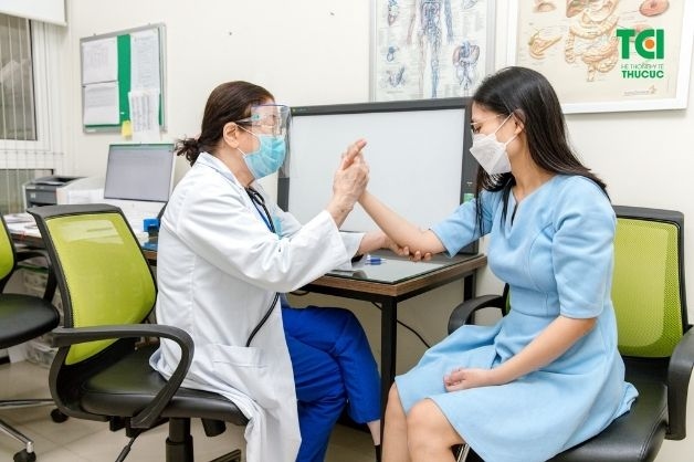 Mất cảm giác chi trên là một trong những dấu hiệu thoái hóa cột sống cổ