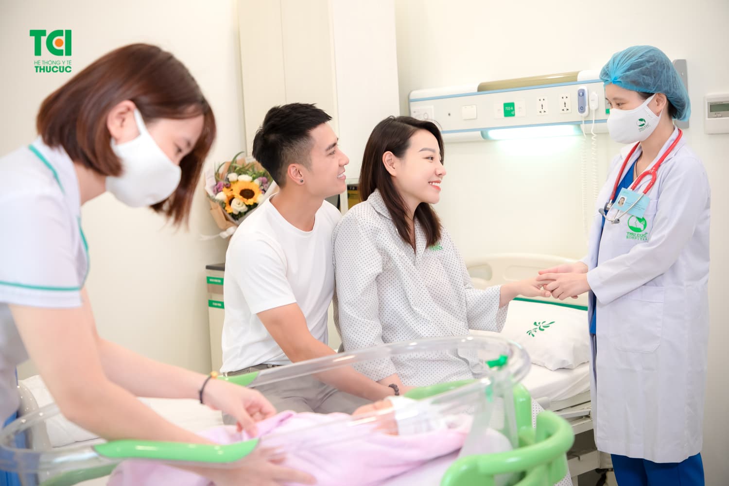 Bằng các kiến thức chuyên môn cùng trang thiết bị thông tắc tia sữa hiện đại, các bác sĩ sẽ hỗ trợ mẹ giải quyết tình trạng tắc sữa hiệu quả