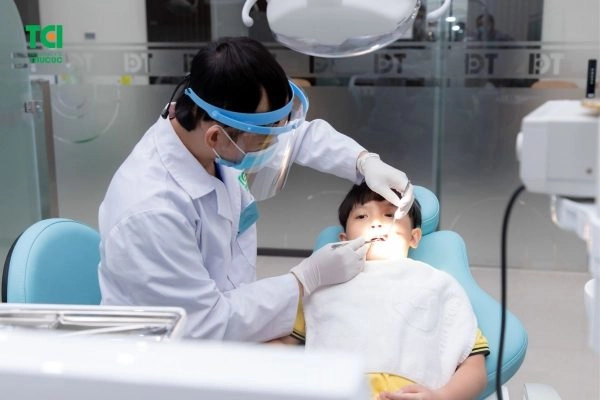 Đưa trẻ tới các cơ sở nha khoa để được bác sĩ thăm khám, nhổ răng với phương pháp phù hợp để đảm bảo an toàn