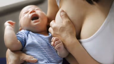 Mẹ bị tắc sữa có nguy hiểm không? Làm gì để thông tắc tia sữa