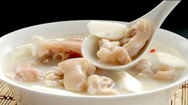Thực hư “ăn móng giò bị tắc tia sữa” và những lưu ý dinh dưỡng mẹ cần biết