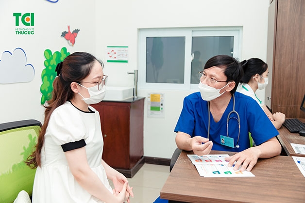 Theo các bác sĩ, mẹ hoàn toàn có thể yên tâm khi tiêm phòng cúm trong giai đoạn đang cho con bú