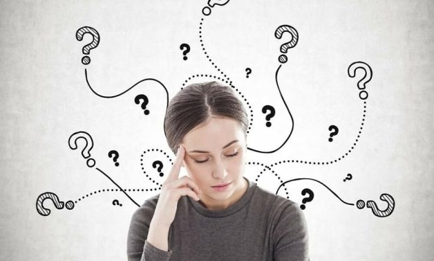 Ban đầu, người bị suy giảm trí nhớ thường có biểu hiện là quên những việc vừa xảy ra, quên tắt bếp, quên khóa cửa,...