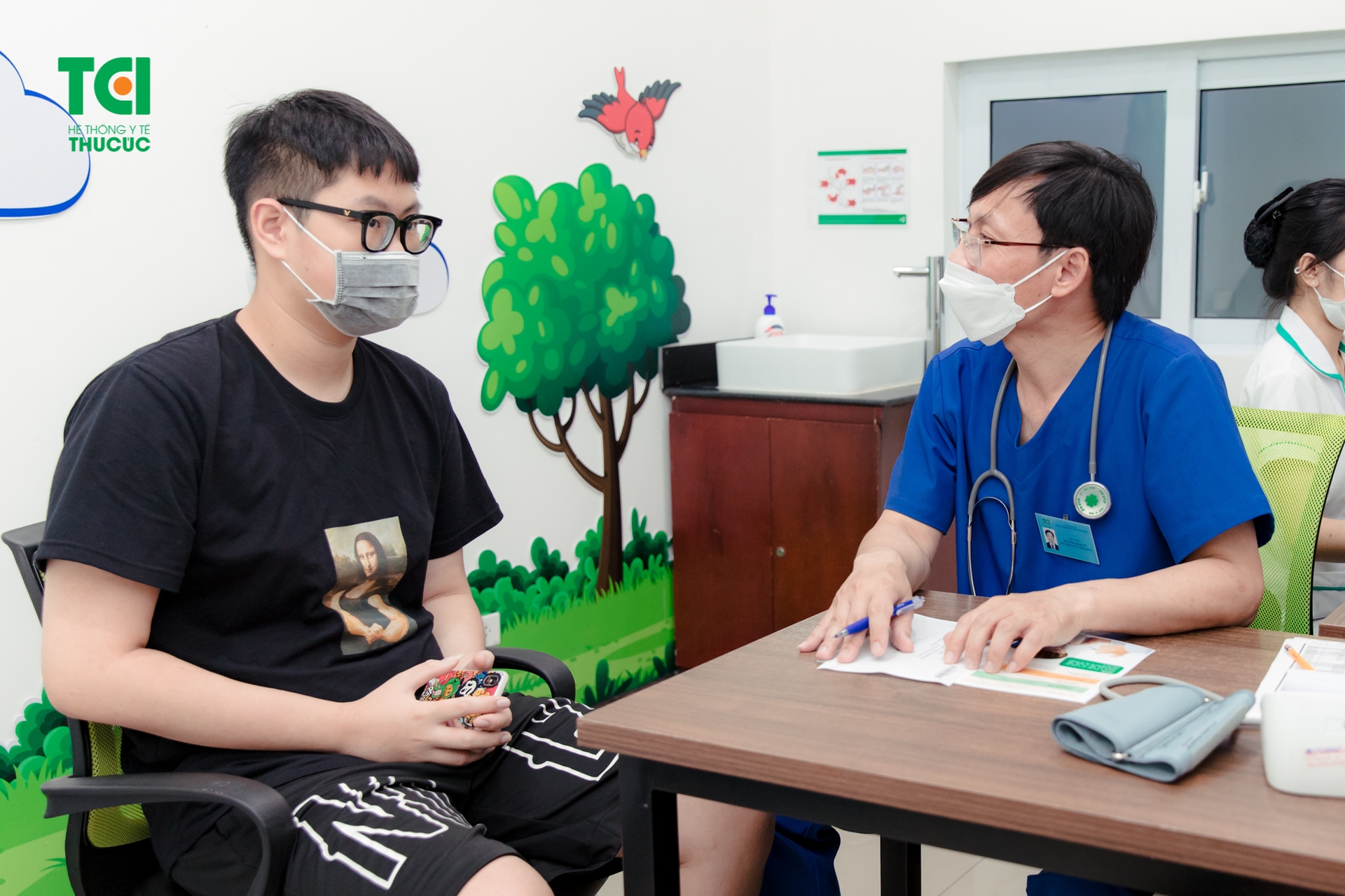 Khi đến tiêm chủng tại cơ sở tiêm chủng, cần thông báo cho cán bộ y tế về tiến sử dị ứng của bản thân, các bệnh đang mắc phải, các thuốc đang sử dụng,...