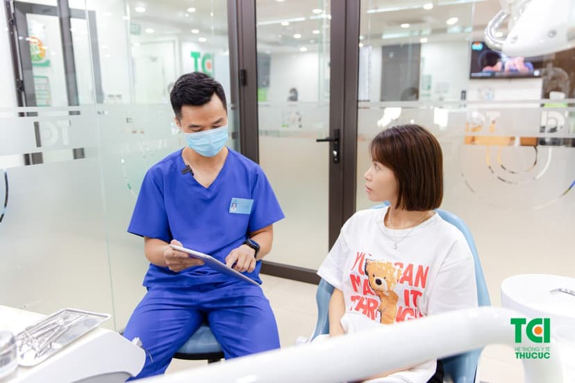 Review thực tế: Nên niềng răng mắc cài sứ hay kim loại?