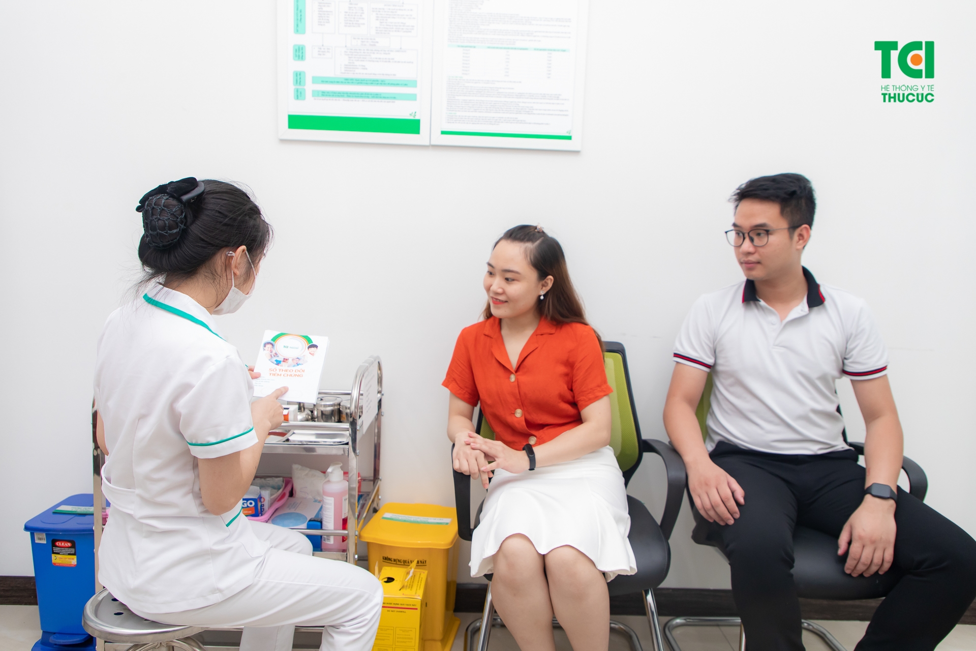 Phụ nữ đang trong độ tuổi sinh sản nên chủ động tiêm phòng vắc xin thủy đậu sớm và hoàn thành liệu trình tiêm trước khi mang thai ít nhất 3 tháng