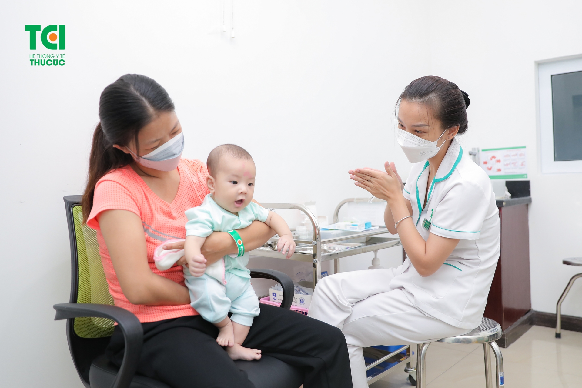 Trẻ em dưới 2 tuổi, người lớn trên 65 tuổi nên đi tiêm phòng vắc xin phế cầu để bảo vệ cơ thể