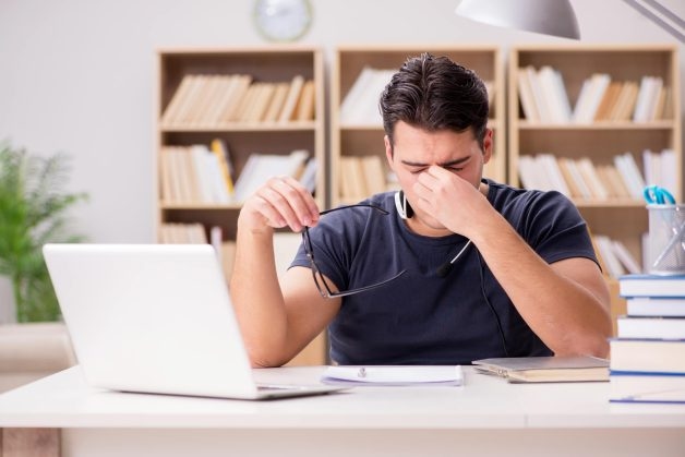 Tần suất sử dụng thiết bị điện tử là một yếu tố nguy cơ của bệnh thoái hóa điểm vàng ở mắt