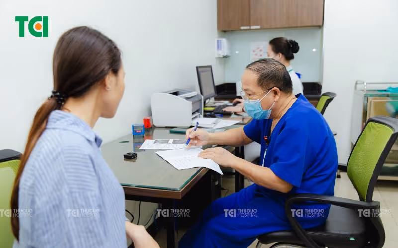 Bị rong kinh ra máu đen phải làm sao