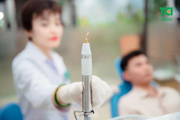 Nhổ răng khôn bằng máy siêu âm piezotome hiện đại với nhiều ưu điểm vượt trội
